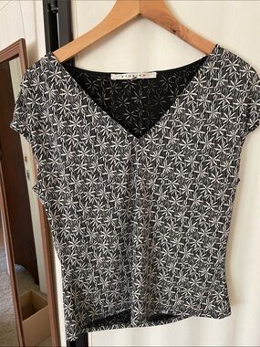 Studio M Black & White Geometric V-Neck Top